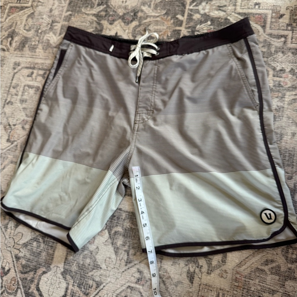 Vuori Board Shorts, Size 36 - Picture 3 of 15